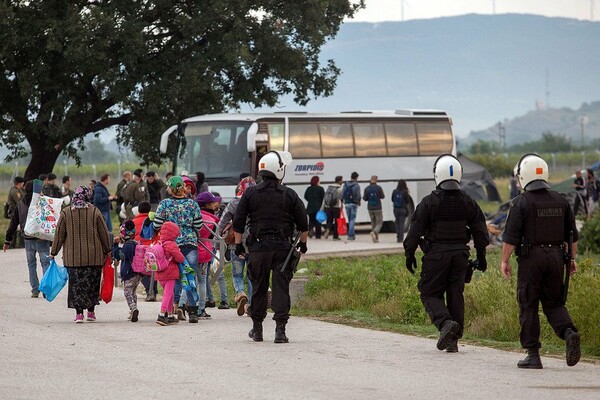 1500 πρόσφυγες με 32 λεωφορεία έχουν φύγει από την Ειδομένη - Στη δημοσιότητα πλάνα από το ελικόπτερο της ΕΛ.ΑΣ