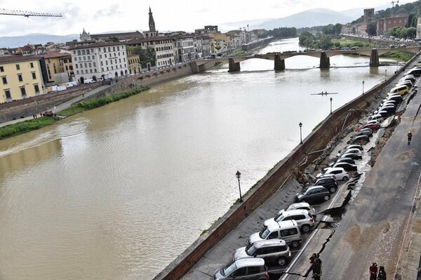 Κομμάτι του δρόμου στη Φλωρεντία υποχωρεί "βυθίζοντας" δεκάδες παρκαρισμένα αυτοκίνητα