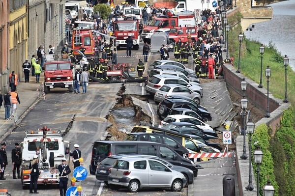 Κομμάτι του δρόμου στη Φλωρεντία υποχωρεί "βυθίζοντας" δεκάδες παρκαρισμένα αυτοκίνητα