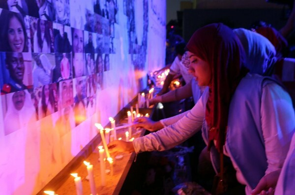 Θλίψη, ερωτηματικά και βουβός πόνος στο Κάιρο- Εκατοντάδες άνθρωποι τίμησαν τα θύματα της EgyptAir
