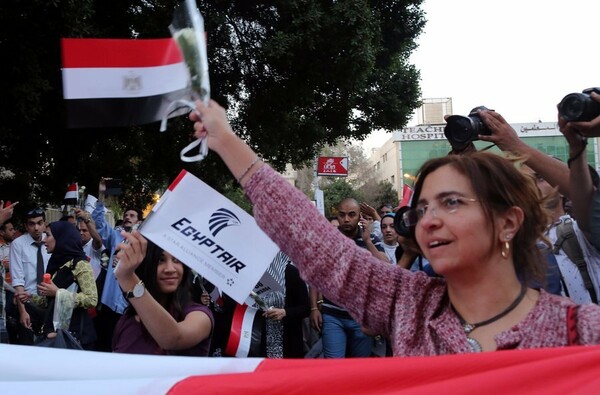Θλίψη, ερωτηματικά και βουβός πόνος στο Κάιρο- Εκατοντάδες άνθρωποι τίμησαν τα θύματα της EgyptAir