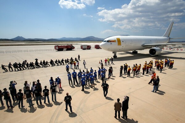 Σήμερα στο Ελ. Βενιζέλος - Δεκάδες άνθρωποι επιχείρησαν να τραβήξουν ένα αεροπλάνο για καλό σκοπό