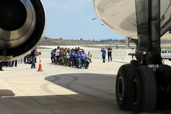 Σήμερα στο Ελ. Βενιζέλος - Δεκάδες άνθρωποι επιχείρησαν να τραβήξουν ένα αεροπλάνο για καλό σκοπό