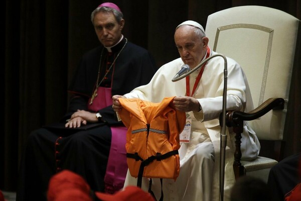 O Πάπας συγκλονίζει δείχνοντας σε παιδιά που τον επισκέφθηκαν ένα σωσίβιο προσφυγόπουλου που πνίγηκε