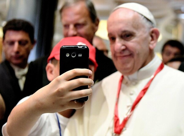 O Πάπας συγκλονίζει δείχνοντας σε παιδιά που τον επισκέφθηκαν ένα σωσίβιο προσφυγόπουλου που πνίγηκε