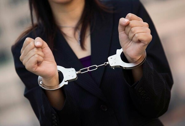 Συνελήφθη γυναίκα αστυνομικός για κλοπή καλλυντικών