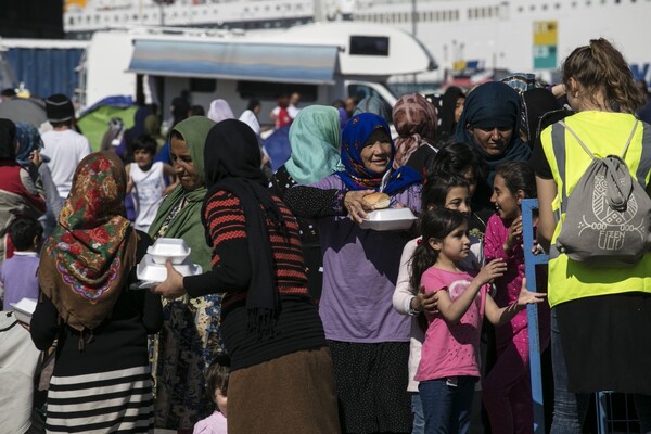 Πειραιάς: Δεκάδες πρόσφυγες μεταφέρθηκαν στο νοσοκομείο λόγω χαλασμένου φαγητού