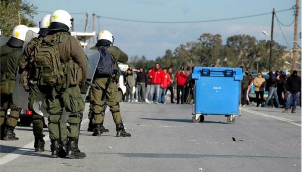 Ιωάννινα: Ένταση μεταξύ κατοίκων και αστυνομικών αρχών έξω από κέντρο φιλοξενίας στα Δολιανά