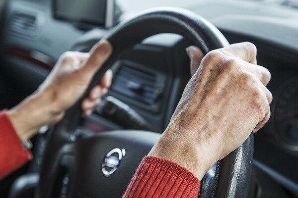 Πότε πρέπει και πότε δεν πρέπει να οδηγούν οι ηλικιωμένοι- Ποιες παθήσεις είναι απαγορευτικές για την οδήγηση