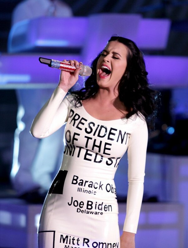 Η Katy Perry εμφανίστηκε με λευκό latex φόρεμα για χάρη του Ομπάμα