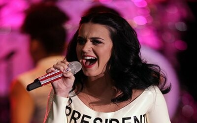 Η Katy Perry εμφανίστηκε με λευκό latex φόρεμα για χάρη του Ομπάμα