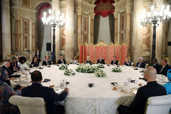 Το δείπνο του Ερντογάν στους αρχηγούς των κρατών θύμιζε επεισόδιο τουρκικής σειράς