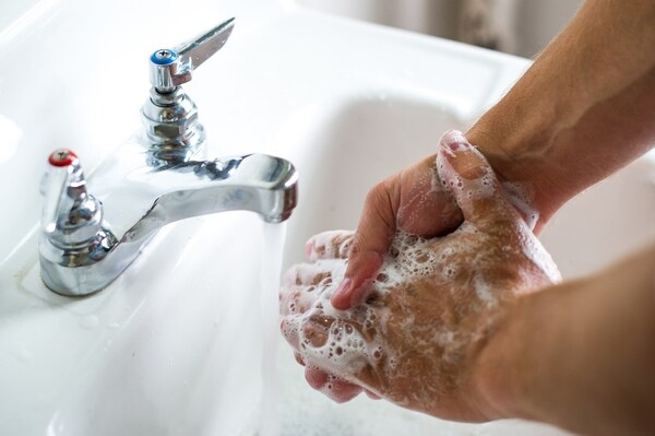 Ευρωπαϊκή πρωτιά καθαριότητας για τους Έλληνες- Το 85% πλένουν τα χέρια τους μετά την τουαλέτα