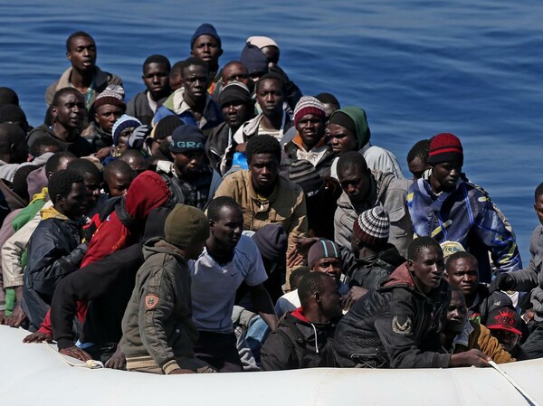 Νέο ναυάγιο ανοικτά της Λιβύης σε πλεούμενο με 590 ανθρώπους