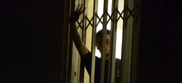 Ο απεργός πείνας Νίκος Ρωμανός χαιρετά από το παράθυρο του νοσοκομείου (βίντεο)