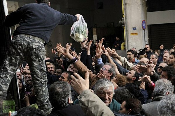 RT."Άνθρωπος ποδοπατήθηκε καθώς εκατοντάδες απελπισμένοι Έλληνες συνεπλάκησαν για μια σακούλα τρόφιμα".