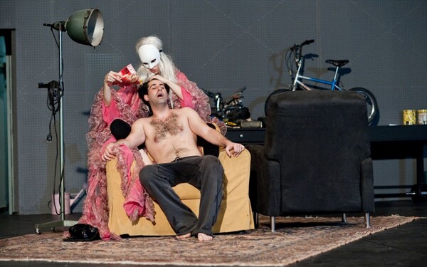 "H Γλυκιά Τυραννία του Οιδίποδα". Μια παράσταση που εμπεριέχει όλα τα προβλήματα του ελληνικού θεάτρου