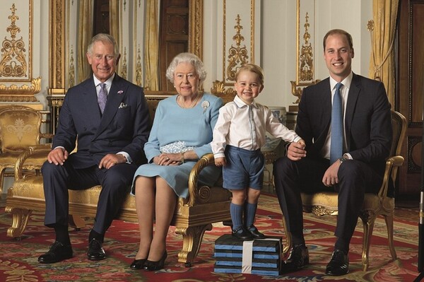 O πρίγκιπας Τζορτζ φωτογραφίζεται για πρώτη φορά με την βασίλισσα- προγιαγιά για να γίνουν γραμματόσημο