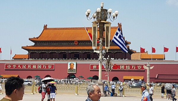 Με ελληνικές σημαίες υποδέχονται τον Τσίπρα στο Πεκίνο