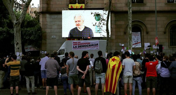 Ο Τζούλιαν Ασάνζ κατηγορεί την Ισπανία ότι διεξάγει τον «πρώτο παγκόσμιο πόλεμο στο διαδίκτυο»