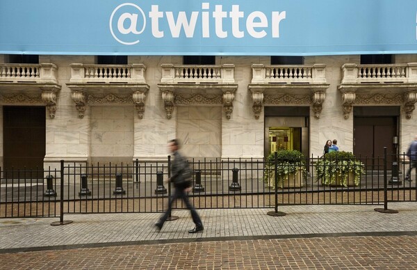 Η Twitter Inc διερευνά το ενδεχόμενο να πωληθεί μετά την επιβράδυνση στα έσοδά της