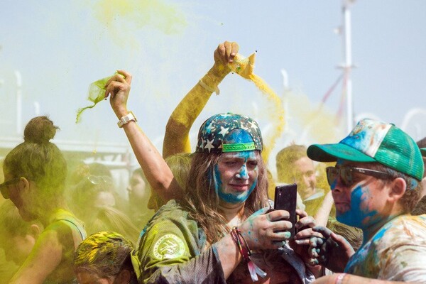 40.000 Αθηναίοι αψήφησαν τον καύσωνα για το μαραθώνιο, πολύχρωμο πάρτι του Colour Day Festival