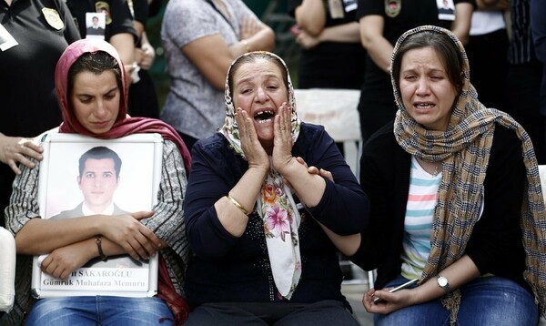 Ημέρα εθνικού πένθους στην Τουρκία η οποία κηδεύει τους νεκρούς της και μετρά τις πληγές της μετά το χτύπημα στο Ατατούρκ