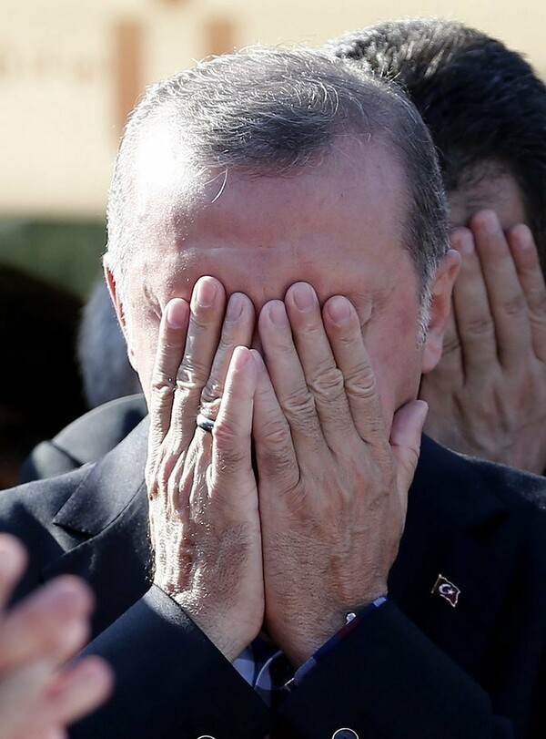 Η στιγμή που ο Ερντογάν ξεσπά σε δάκρυα ενώ εκφωνεί τον επικήδειο του φίλου του