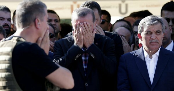 Η στιγμή που ο Ερντογάν ξεσπά σε δάκρυα ενώ εκφωνεί τον επικήδειο του φίλου του