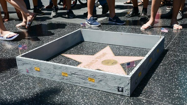 Street artist "έχτισε" μίνι τείχος με συρματόπλεγμα γύρω από το αστέρι του Ντόναλντ Τραμπ στο Χόλιγουντ