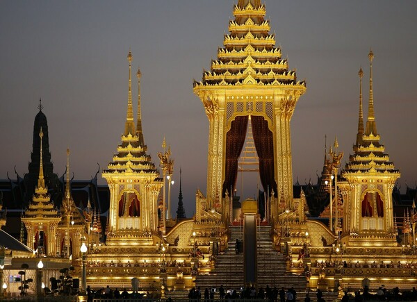Αυτή είναι η εντυπωσιακή, τελευταία κατοικία του βασιλιά της Ταϊλάνδης