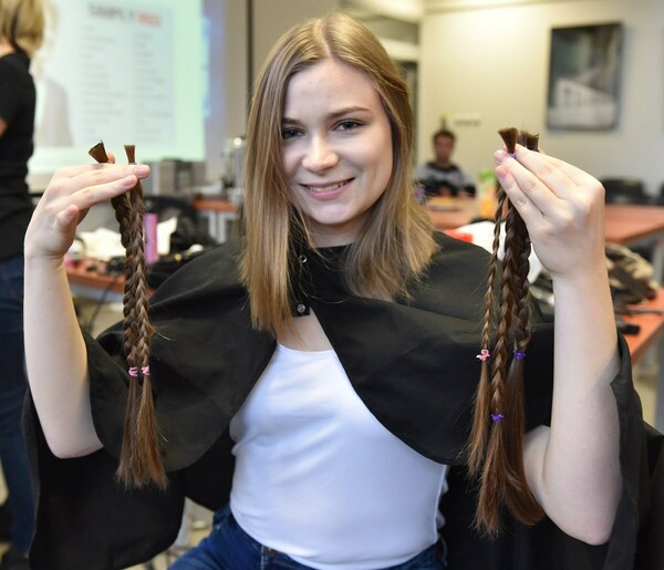 Φοιτήτριες από την Πολωνία χάρισαν τα μαλλιά τους