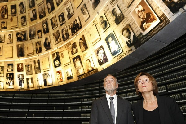 Ο πρόεδρος του Γερμανικού Ομοσπονδιακού Συμβουλίου και η σύζυγός του επισκέφθηκαν το μουσείο του Ολοκαυτώματος
