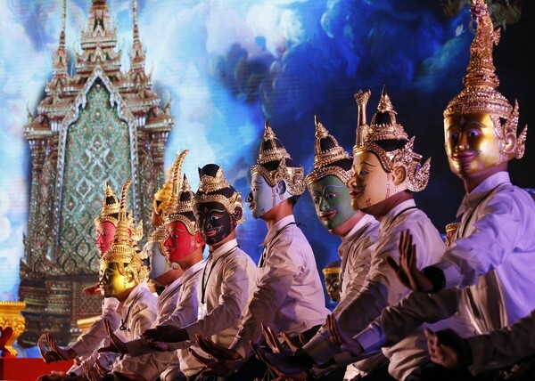 Με τον παραδοσιακό χορό Khon Ταϊλανδοί καλλιτέχνες αποχαιρετούν τον βασιλιά τους