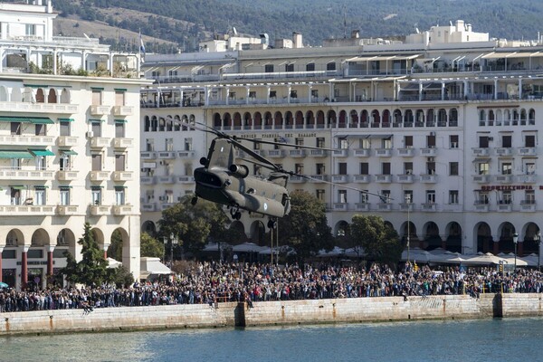 Δείτε το ελικόπτερο του στρατού πάνω από το λιμάνι της Θεσσαλονίκης