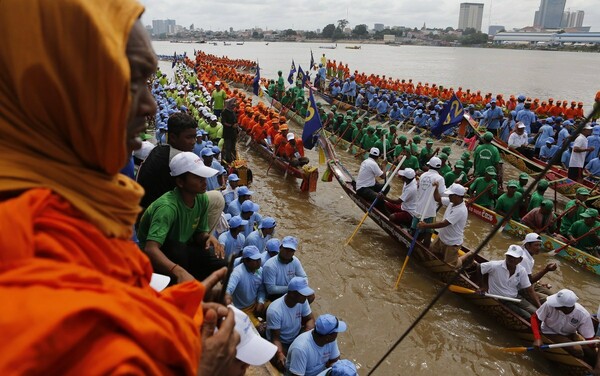 Στην Πνομ Πενχ 2 εκατομμύρια άνθρωποι συμμετέχουν στο φεστιβάλ του νερού