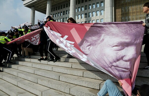 Έντονες αντιδράσεις προκαλεί η επίσκεψη Τραμπ στη Νότια Κορέα
