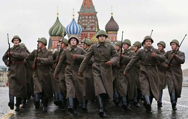 Ο Κόκκινος Στρατός παρελαύνει ξανά στην Μόσχα