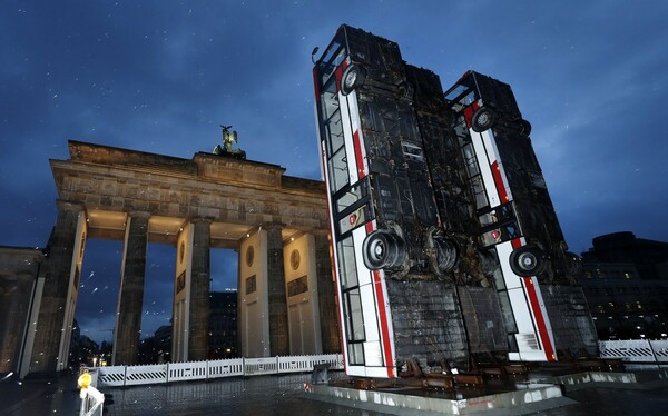 Ένα συμβολικό "μνημείο" στήθηκε μπροστά από την Πύλη του Βραδεμβούργου