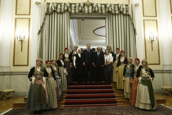 Ο Ερντογάν, η Εμινέ και το ζεύγος Παυλόπουλου φωτογραφίζονται με το Λύκειο Ελληνίδων