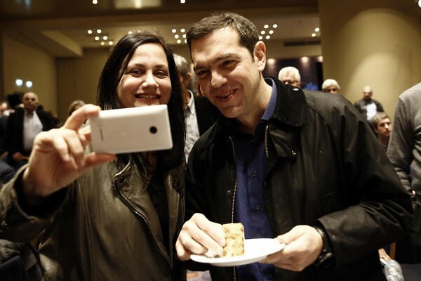 O Τσίπρας βγαζει selfie με την βασιλόπιτα του ΣΥΡΙΖΑ