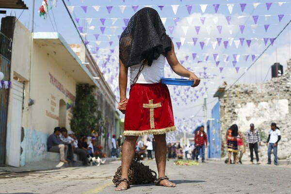 Με κάκτους στο γυμνό τους σώμα, οι αλυσοδεμένοι Χριστοί του Μεξικού