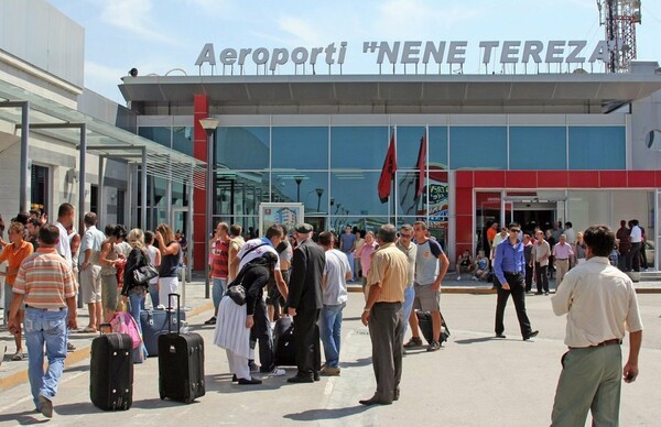 "Κινηματογραφική" ληστεία στο αεροδρόμιο Τιράνων- Μασκοφόροι άρπαξαν εκατομμύρια ευρώ κι εξαφανίστηκαν