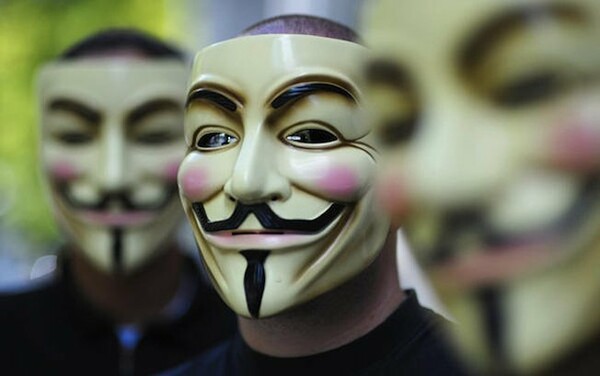 Μέλος των Anonymous αποκαλύπτει γιατί εγκατέλειψε τις ΗΠΑ