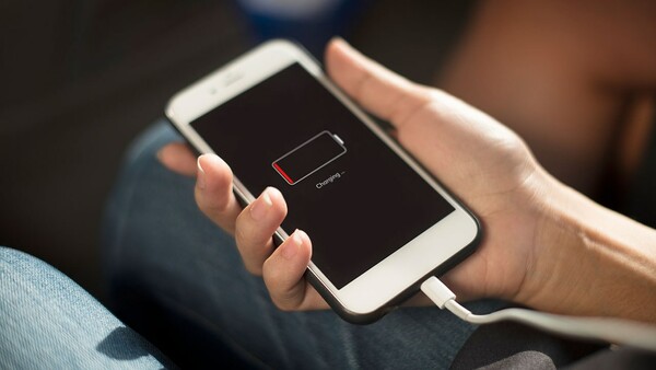 Η Apple απολογείται και εξέδωσε ανακοίνωση για το πώς θα λύσει το πρόβλημα με τις μπαταρίες στα iPhone