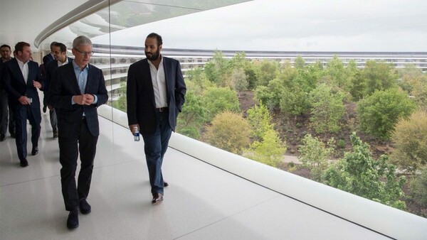Ο Τιμ Κουκ ξεναγεί τον Σαουδάραβα πρίγκιπα στην Apple - Αγνώριστος με τζιν και σακάκι ο Μοχάμεντ μπιν Σαλμάν