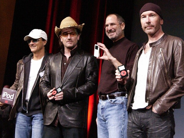 Το συγκρότημα U2 στα αποκαλυπτήρια του iPhone 6