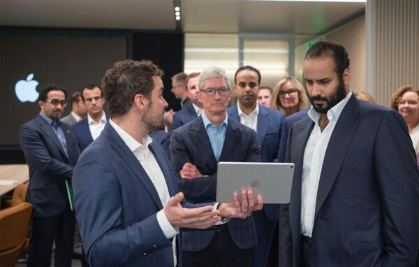 Ο Τιμ Κουκ ξεναγεί τον Σαουδάραβα πρίγκιπα στην Apple - Αγνώριστος με τζιν και σακάκι ο Μοχάμεντ μπιν Σαλμάν