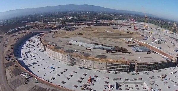 Drone καταγράφει το νέο, γιγαντιαίο αρχηγείο της Apple