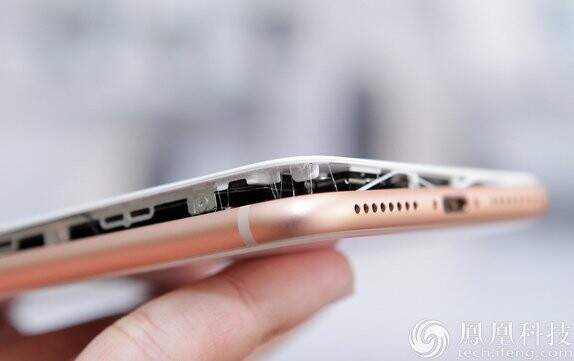 Η Apple ερευνά δύο περίεργα περιστατικά με iPhone 8 Plus που διογκώθηκαν ενώ φόρτιζαν